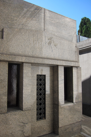 Recoleta Cemetery, Buenos Aires, Brenna