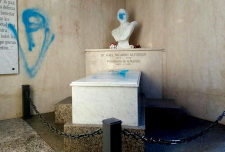 Recoleta Cemetery, Buenos Aires, Raúl Alfsonsín, vandalismo, Peronistas